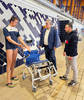 Foto Nueva silla sanitaria y de bao para adultos con movilidad reducida para la piscina municipal